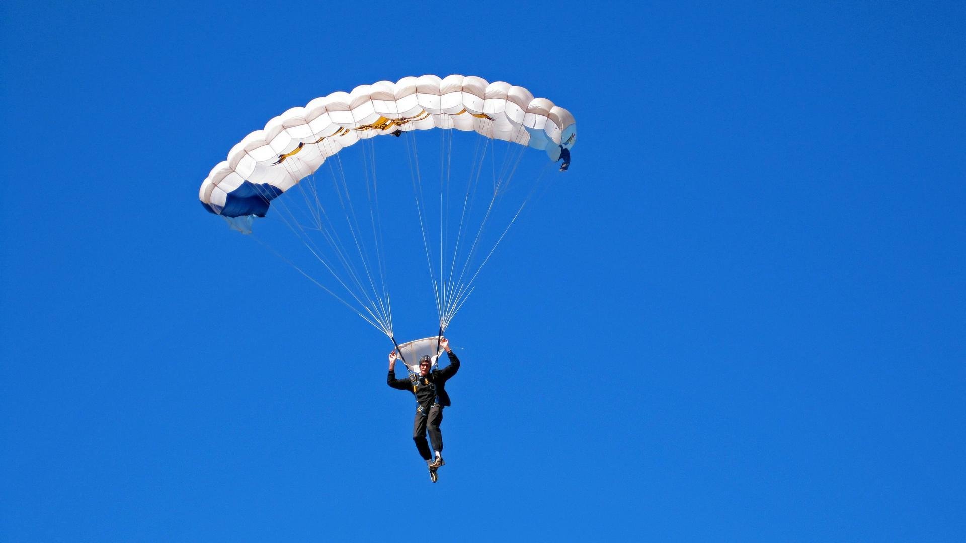 伊丽莎白·德克斯蝶泳实力引领赛场,德雷克伊丽莎白女王